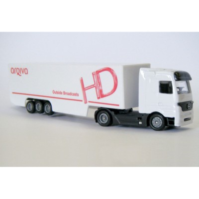 ARTICULATED TRUCK AND SIDE SKIRT TRAILER MODEL in White